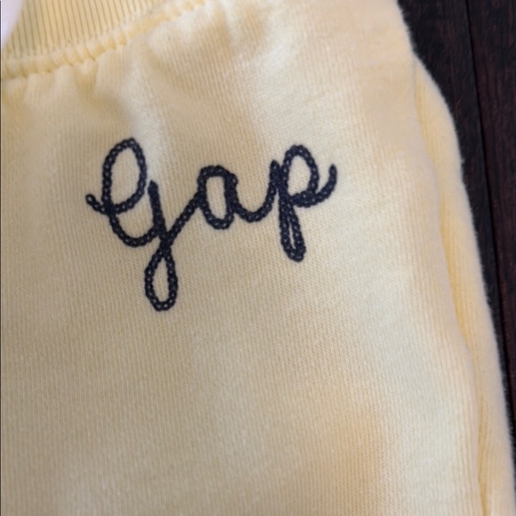 Adorable Toddler Girls GAP Disney Minnie and Mickey Yellow Sweatsuit! - Picture 8 of 12